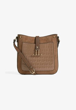 Brązowa torba na ramię z teksturowanym panelu przednim, zamszowym wierzchem, złotymi elementami i regulowanym paskiem. Posiada ozdobny akcent w postaci klamry.