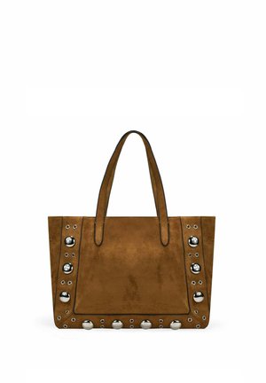 Bolso tote de ante marrón con dos asas, decorado con tachuelas plateadas grandes y pequeñas a lo largo de los bordes frontales y la parte inferior.