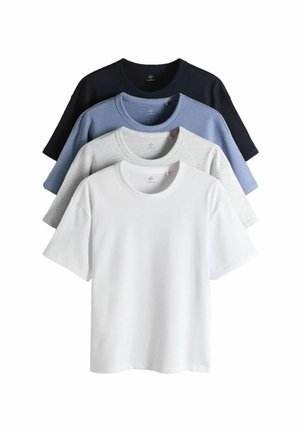 Fire T-shirts med korte ærmer og rund hals i hvid, lysegrå, lyseblå og sort, pænt stablet og justeret.