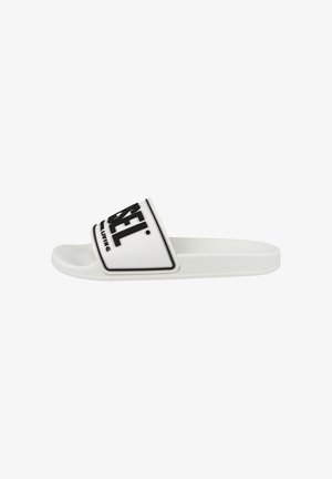 Valge libisev sandaal laia rihmaga, millel on must logo. Sile kummimaterjal, minimalistlik disain ja lame tall.