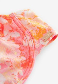 Stof met bloemenpatroon in tinten roze en oranje, met een gladde textuur. Bevat een gouden metalen labeldetail.