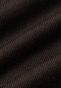 Ciemnobrązowa dzianina z teksturowanym wzorem, z delikatnymi żebrowaniami i gładkimi częściami, tworząca miękki, warstwowy wygląd.