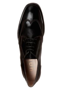 Sorte læder herresko med en poleret overflade, rund tå, spids brogue-detaljer, seks snørrehuller og en robust sål. Accentueret med brune syninger.