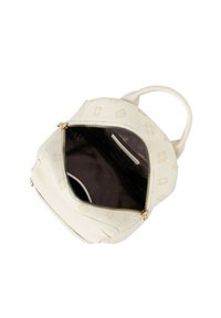 Sac à dos en simili cuir blanc avec des motifs gaufrés, fermeture éclair, et quincaillerie dorée ; l'intérieur a une doublure sombre et des poches supplémentaires.