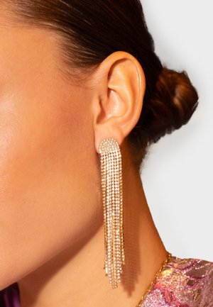 Gouden oorbellen met meerdere watervallen van heldere kristallen, met een ronde studontwerp aan de bovenkant. Getextureerde en sprankelende details zichtbaar.