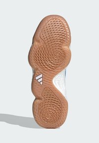 Gumová podrážka s vířivým vzorem, oranžová barva a bílá texturovaná mezipodrážka. Obsahuje logo se třemi pruhy a modrý akcent.