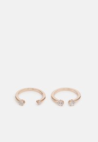Ohrringe aus roségold mit zwei klaren Kristallakzenten an jedem Kreis, die ein glattes, poliertes Finish und ein offenes Design zeigen.