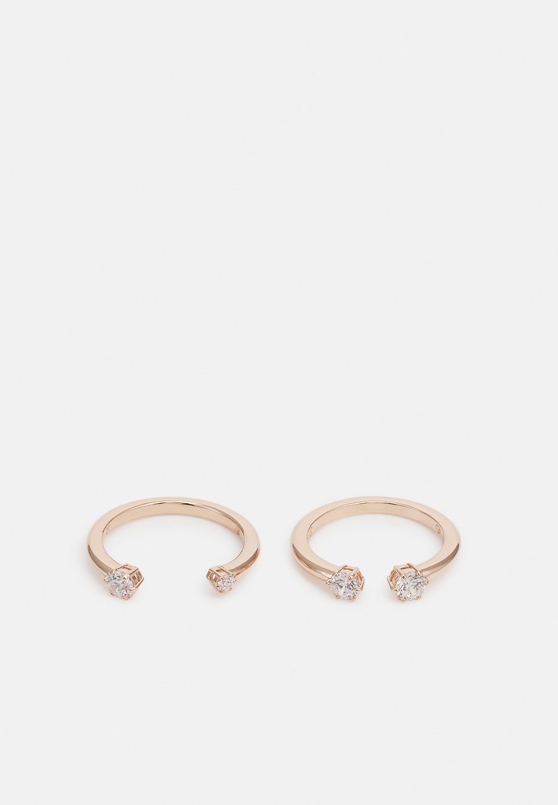 Ohrringe aus roségold mit zwei klaren Kristallakzenten an jedem Kreis, die ein glattes, poliertes Finish und ein offenes Design zeigen.