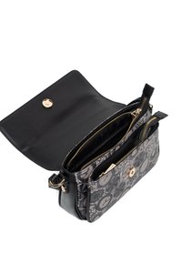 Borsa a tracolla nera con motivo, chiusura magnetica, dotata di più scomparti con cerniera e dettagli in metallo color oro.