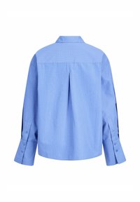 Camisa a cuadros azul con un pliegue trasero, mangas largas y puños abotonados. La tela parece suave con detalles en blanco a lo largo.