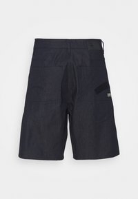 Pantalones cortos de mezclilla oscura con un corte relajado, que cuentan con dos bolsillos traseros, una etiqueta tejida en la cintura y un acabado de tela texturizada.