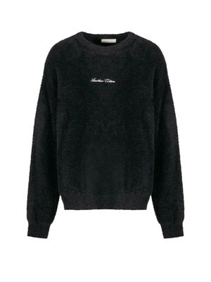 Maglione nero peloso con scollatura rotonda, maniche lunghe e taglio corto. Presenta della scrittura bianca ricamata sul petto. Tessuto morbido.
