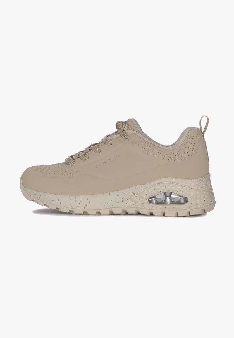 Scarpe sportive beige con una parte superiore in materiale sintetico morbido, punta arrotondata, dettagli testurizzati e ammortizzazione visibile nella suola.