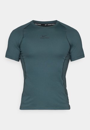 T-shirt à manches courtes Nike Pro en bleu sarcelle foncé, fabriqué en tissu lisse et extensible avec un col rond et un logo discret sur la poitrine.