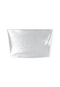 Srebrny metaliczny materiał, prostokątny kształt, gładka faktura, z błyszczącym wykończeniem. Brak ozdób lub widocznych szwów.