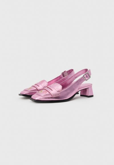 Chaussures à talons bas slingback en métal rose avec des orteils carrés, des coutures décoratives, des broderies florales et des brides à boucle réglables sur fond uni.