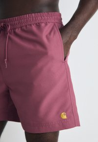 Carhartt WIP CHASE SWIM TRUNKS - Shorts da mare - dusty fuchsia/gold-coloured