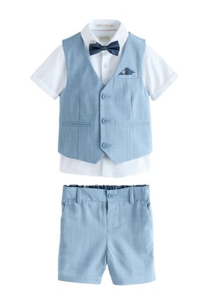 Traje azul claro para niño pequeño con chaleco, pantalones cortos, camisa blanca de manga corta, pajarita azul marino y pañuelo de bolsillo a juego.