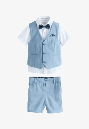Lichtblauw peuterpak met gilet, korte broek, wit overhemd met korte mouwen, marineblauwe strik en bijpassend pochet.
