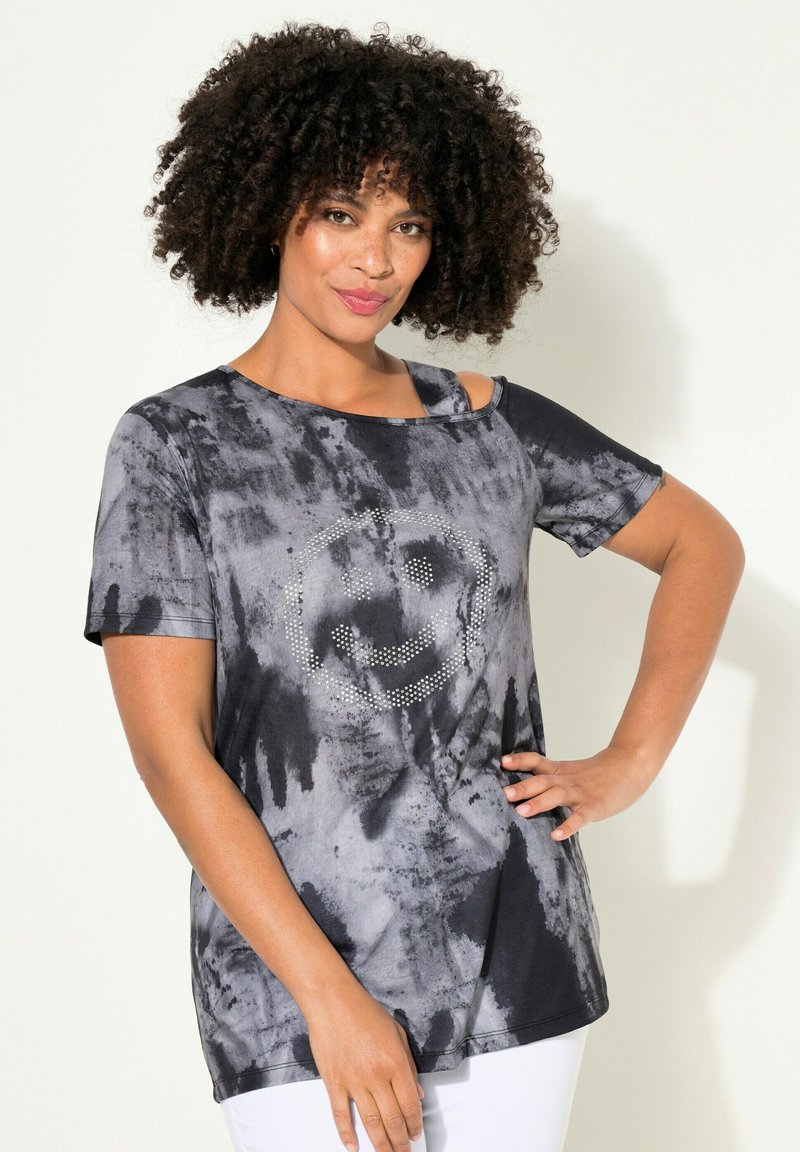 T-shirt grigio tie-dye a maniche corte con spalla a taglio. Presenta una grafica di faccina sorridente in strass centrata sul davanti. Tessuto morbido e casual.