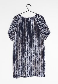 Marineblaues Kleid mit kurzen Ärmeln, das vertikale Streifen in weißen und beigen Mustern aufweist. Das leichte Material hängt an einem schwarzen Kleiderbügel.