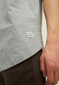 Jack & Jones JJENOA TEE CREW NECK - Pamata T-krekls - light grey melange