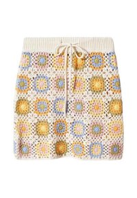 Jupe au crochet avec des motifs carrés floraux colorés dans des tons pastel et une ceinture blanche à cordon.