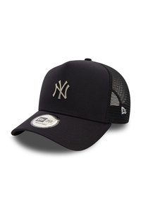 Gorra de béisbol negra hecha de un tejido texturizado con un frente sólido, lados de malla y un logo bordado. Tiene una correa ajustable y un visor plano.