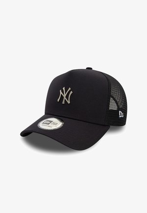 Gorra de béisbol negra hecha de un tejido texturizado con un frente sólido, lados de malla y un logo bordado. Tiene una correa ajustable y un visor plano.