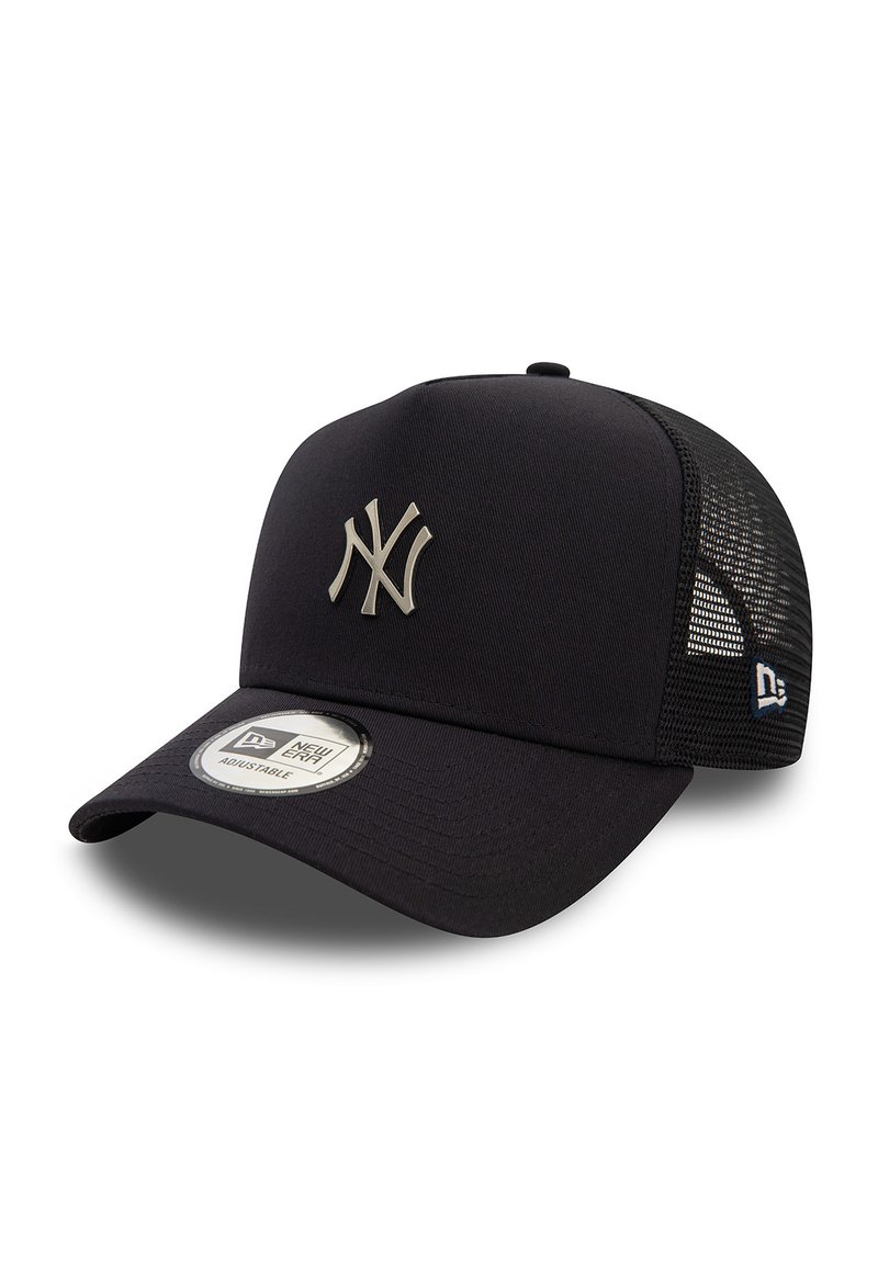 Gorra de béisbol negra hecha de un tejido texturizado con un frente sólido, lados de malla y un logo bordado. Tiene una correa ajustable y un visor plano.