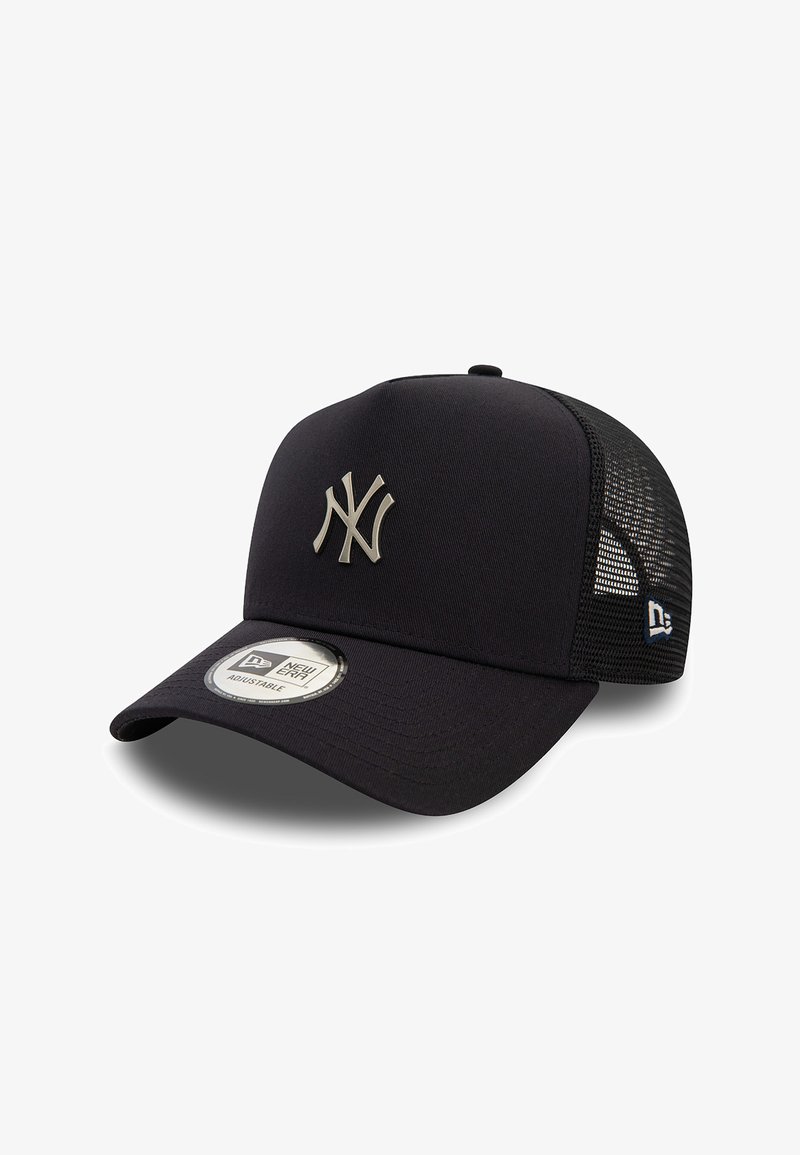 Gorra de béisbol negra hecha de un tejido texturizado con un frente sólido, lados de malla y un logo bordado. Tiene una correa ajustable y un visor plano.