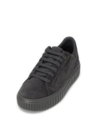 Czarny zamszowy sneaker z okrągłym noskiem, teksturowanym wykończeniem i grubą gumową podeszwą. Posiada dopasowane sznurowadła i minimalistyczne przeszycia.