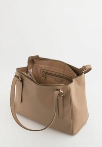 Bolso de mano de cuero beige con un acabado texturizado, que cuenta con dos asas para el hombro, un bolsillo interior con cremallera y acentos en dorado.