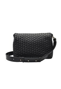 Sac bandoulière noir en cuir tissé avec une forme rectangulaire, doté d'une texture lisse, d'accents en métal doré et d'une sangle réglable.