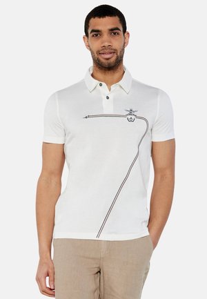 Polo bianco a maniche corte con colletto a due bottoni, caratterizzato da una stampa di un numero 7 e un emblema sul petto.