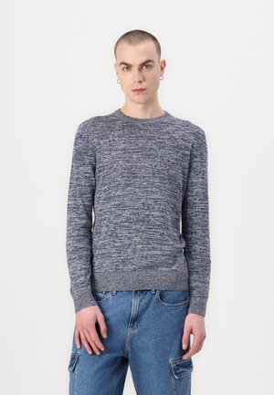 Granatowy i szary melanżowy sweter z długim rękawem, okrągłym dekoltem oraz małym logo na piersi. Miękka struktura. Slim fit.