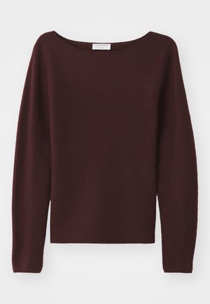 Burgundy pletený svetr s širokým lodním výstřihem a dlouhými rukávy. Měkká textura, rovný střih na lemu, žádné viditelné zdobení.