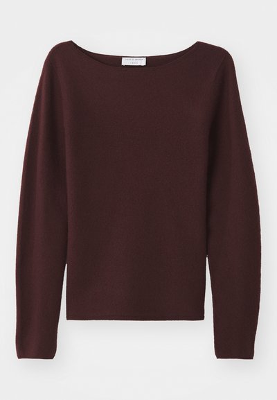 Burgunderrot gestrickter Pullover mit weitem U-Boot-Ausschnitt und langen Ärmeln. Weiche Textur, gerader Schnitt am Saum, keine sichtbaren Verzierungen.