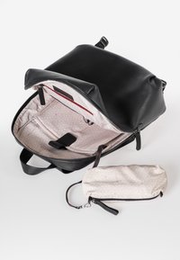 Zaino in pelle nera con un esterno testurizzato, dotato di un interno a motivo chiaro, chiusura con zip e una piccola pochette abbinata.