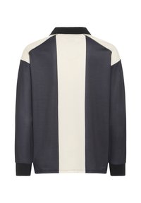 Langærmet pullover skjorte med sort krave. Har lodrette navy og creme striber. Fremstillet af struktureret stof med ribbede cuffs.