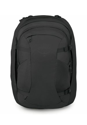 Mochila negra Osprey con múltiples compartimentos con cremallera, correas laterales ajustables y respaldo acolchado.