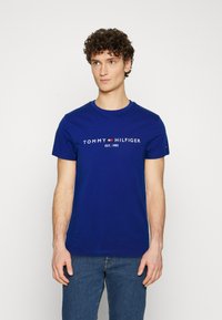 Tommy Hilfiger TOMMY LOGO TEE - T-shirt estampada - bold blue
