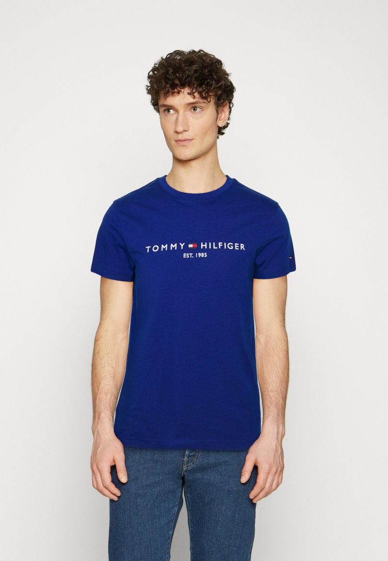 Tommy Hilfiger TOMMY LOGO TEE - T-shirt estampada - bold blue
