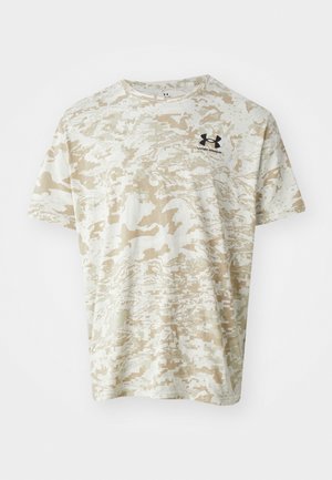 T-skjorte med kort erm og rund hals i lys beige med digital kamuflasjemønster. Har en svart Under Armour-logo på brystet.