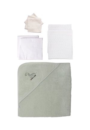 Das Set enthält ein hellgrünes Kapuzenhandtuch mit Dinosaurier-Stickerei, drei weiße Waschlappen und ein beigefarbenes Musselintuch, alle aus weichem Stoff.