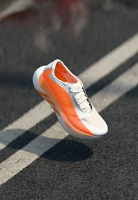 Non sélectionné, footwear white/pure orange/silver-coloured metallic