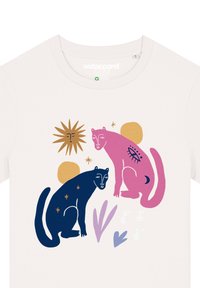 Crèmekleurig katoen t-shirt met een speelse print van roze en marineblauwe geïllustreerde panters, abstracte vormen, sterren en planten.