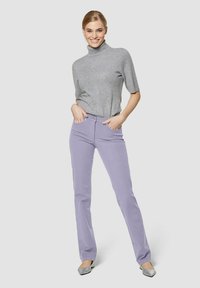 Lichtpaarse broek met een rechtlopende pasvorm, gecombineerd met een grijze coltrui met korte mouwen, voorzien van een gladde textuur en subtiele accenten.
