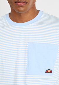 Ellesse HIRST TEE - Marškinėliai su spaudiniu - light blue