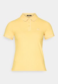 Polo shirt giallo a righe con maniche corte, dotato di colletto, patta con tre bottoni e rifiniture bianche lungo le maniche e il colletto.